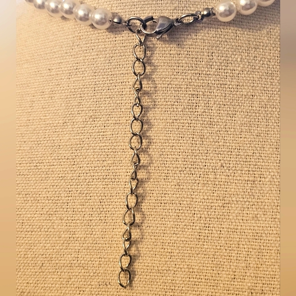 NEW Elegant Pearl and Silver Rhinestone Cross Necklace N1P82 - Picture 4 of 4